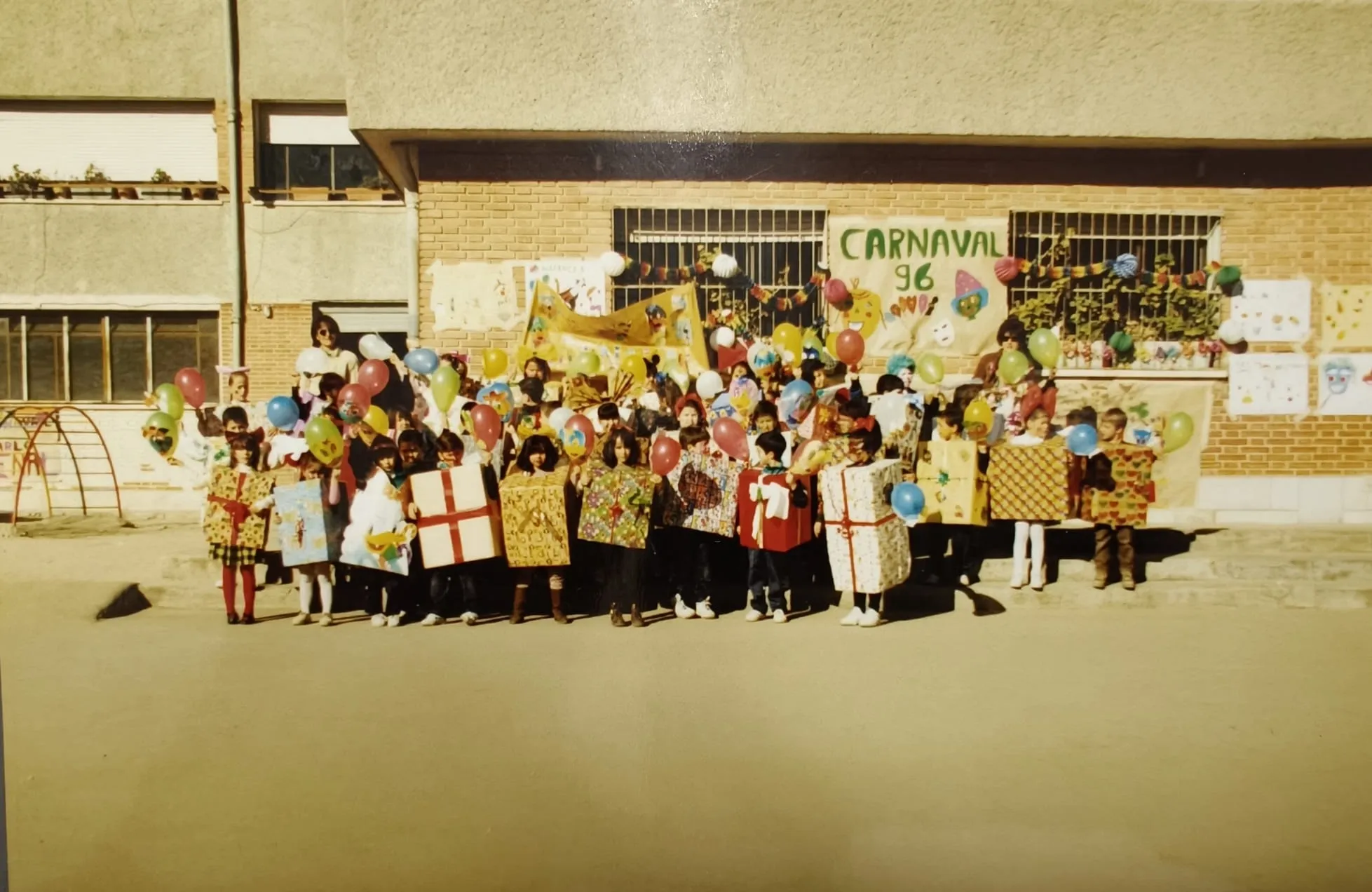 El desfile del Carnaval 96 en el patio, con los alumnos disfrazados