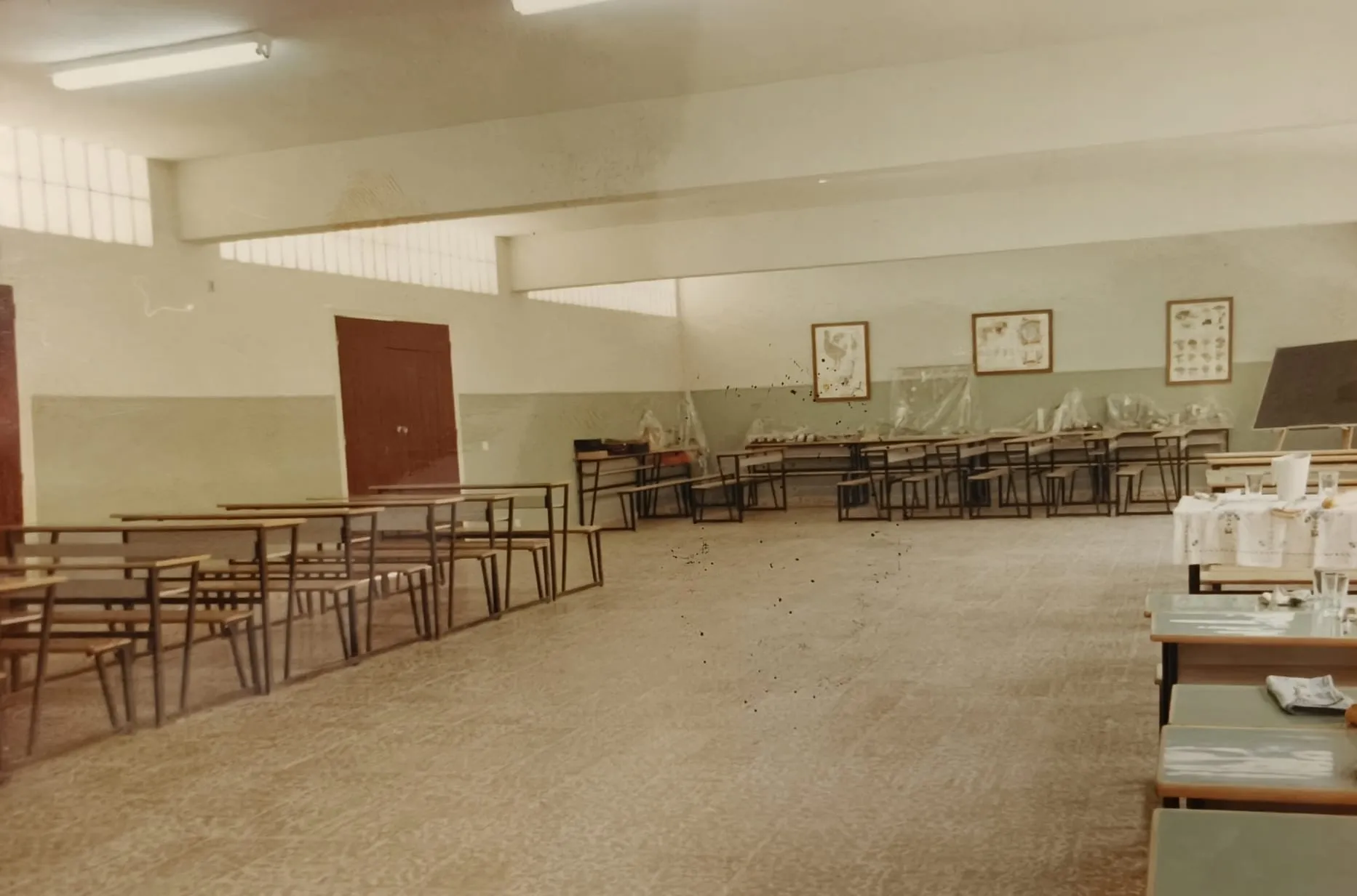 El comedor vacío, con las mesas y los bancos recogidos