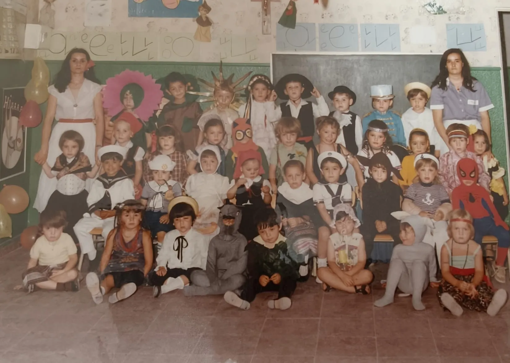 Una clase de Infantil disfrazada con sus profesoras