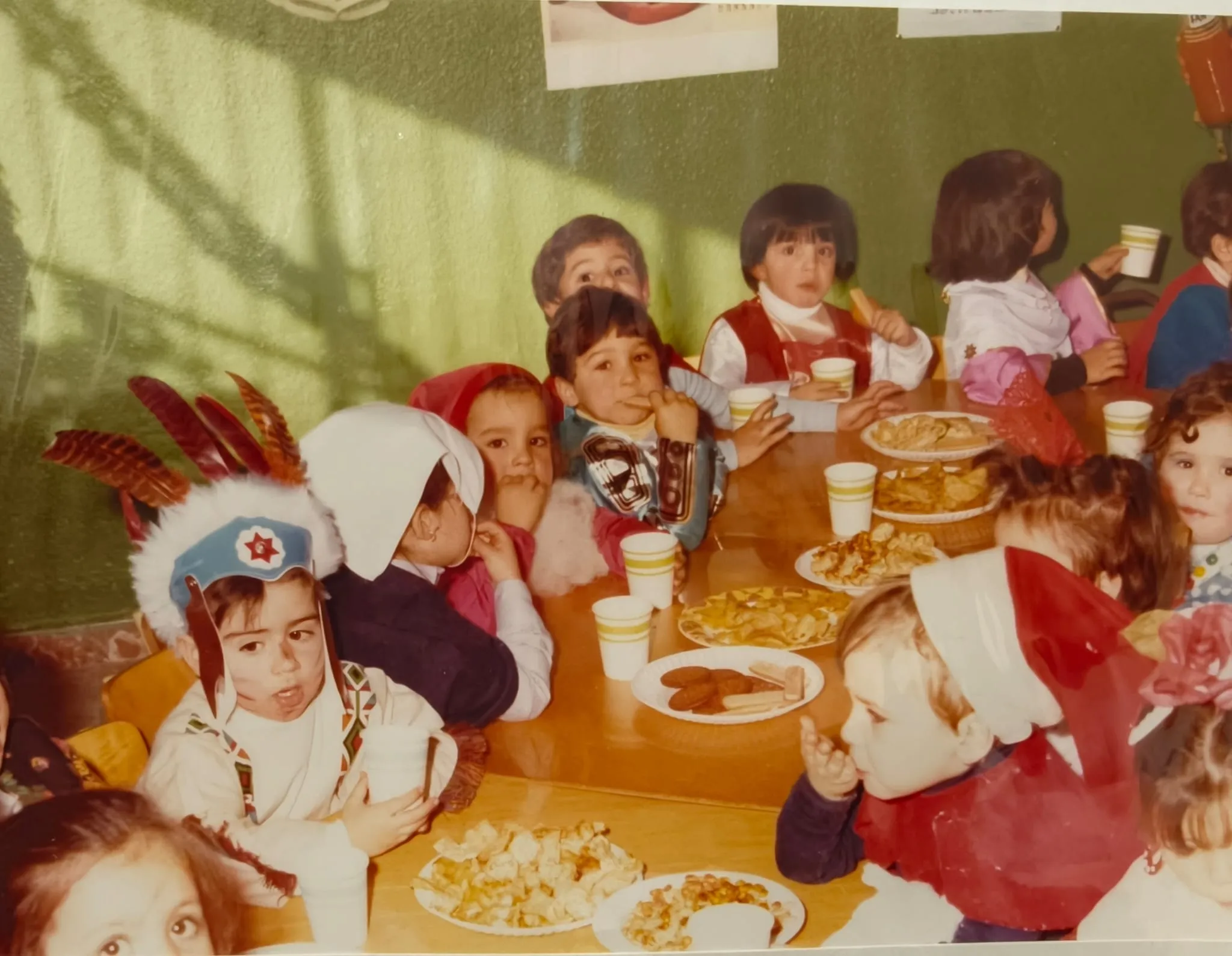 Niños disfrazados merendando alrededor de una mesa
