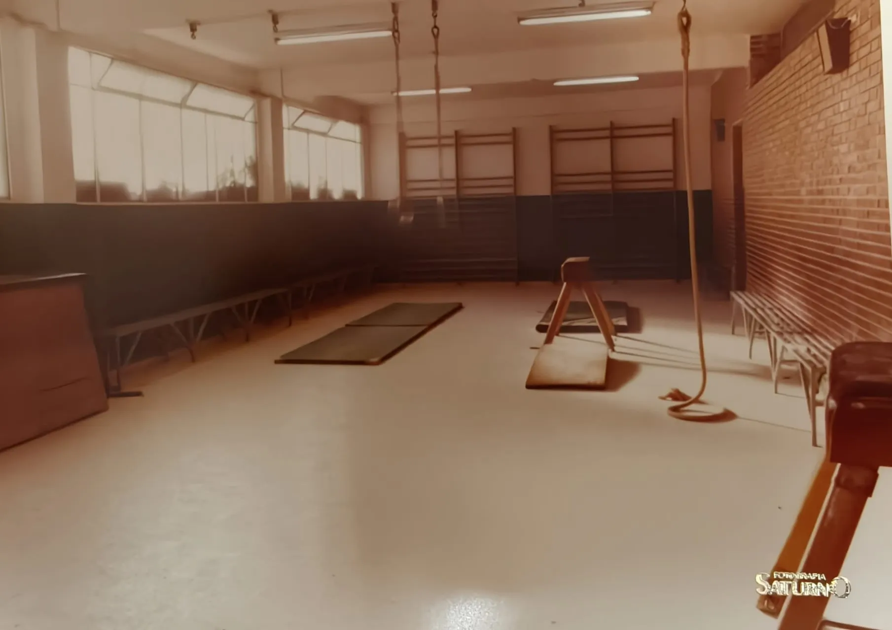 El gimnasio vacío, con las cuerdas colgadas y los aparatos