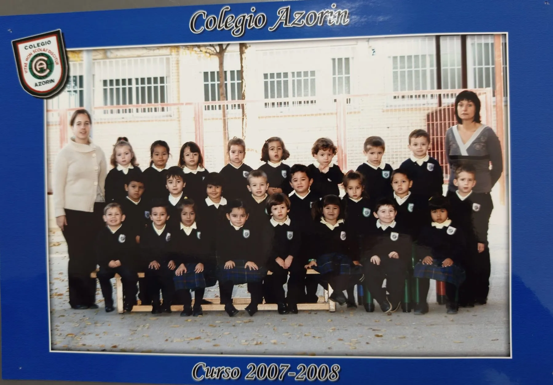 Foto de grupo de una clase del curso 2007-2008 con sus profesoras