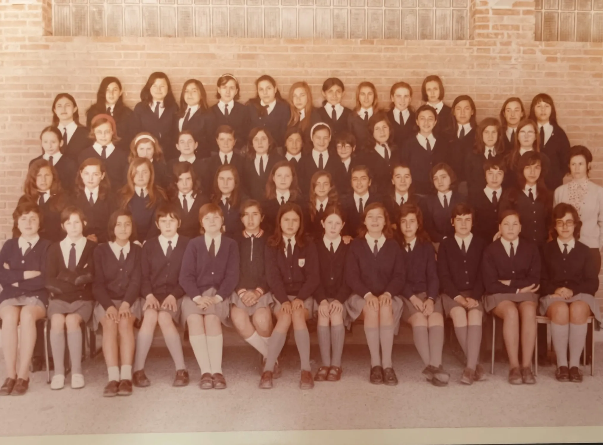 Foto de grupo de una clase de chicas con su profesora