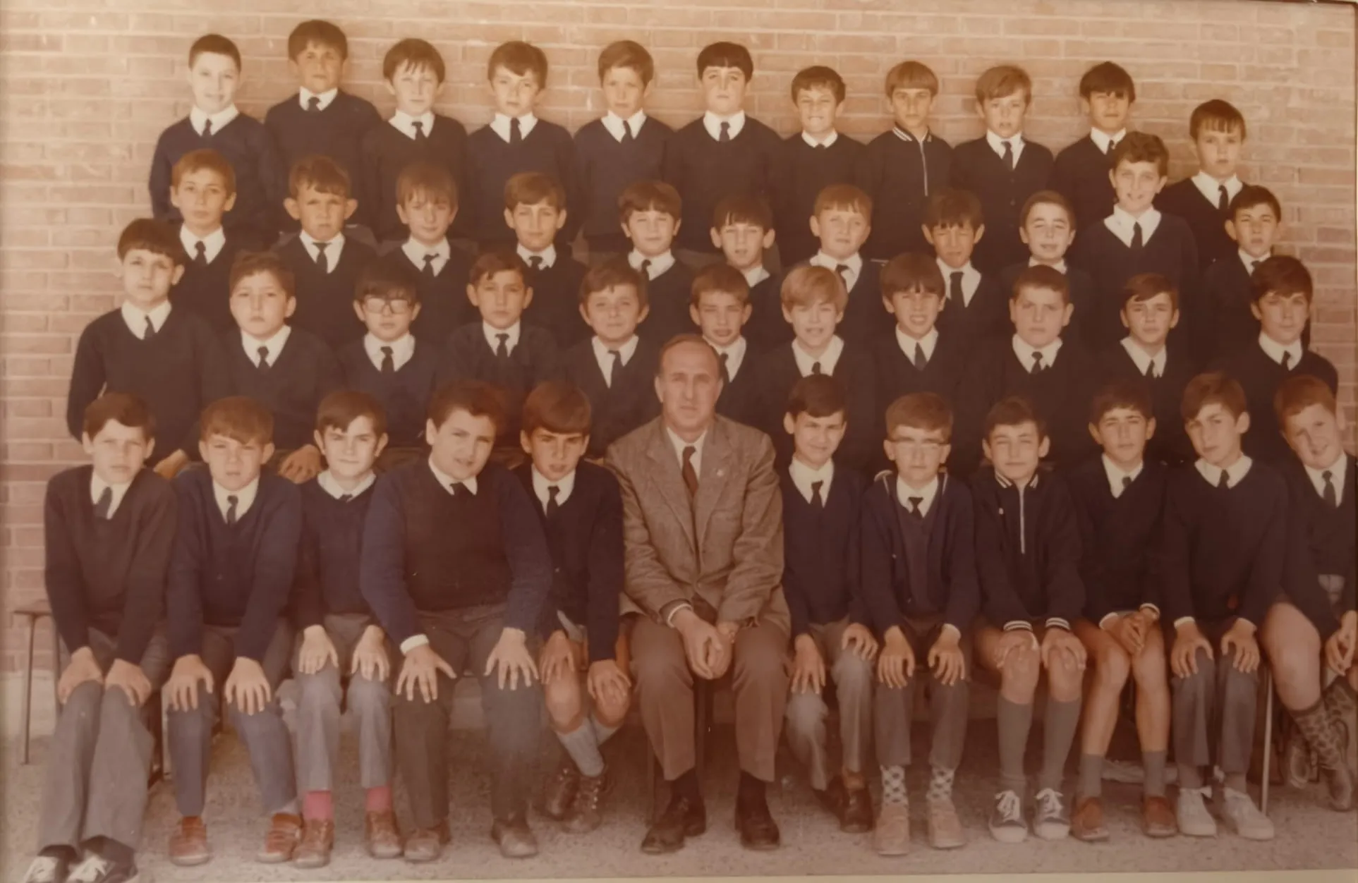 Foto de grupo de una clase de chicos con su profesor