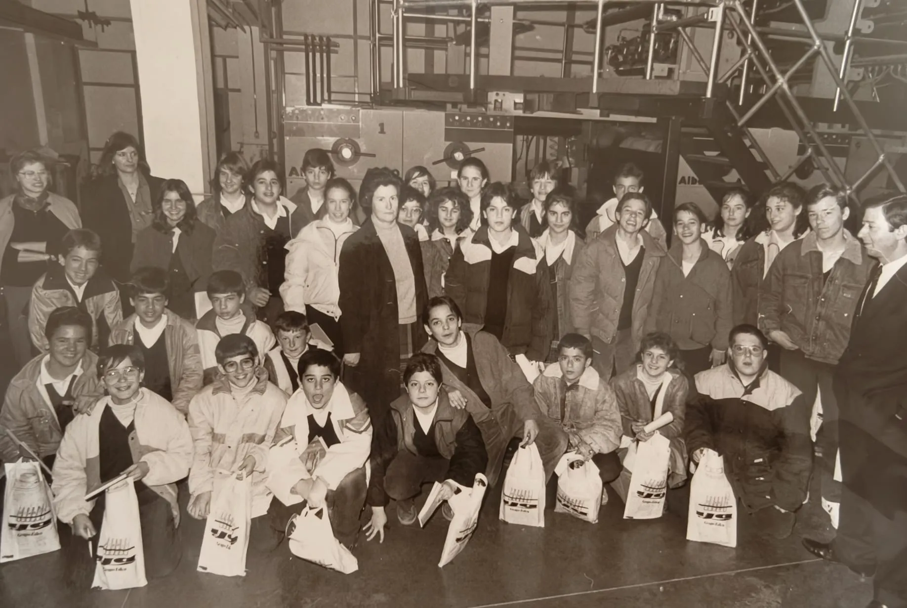 Foto de grupo en blanco y negro de unos alumnos con sus profesores en una visita