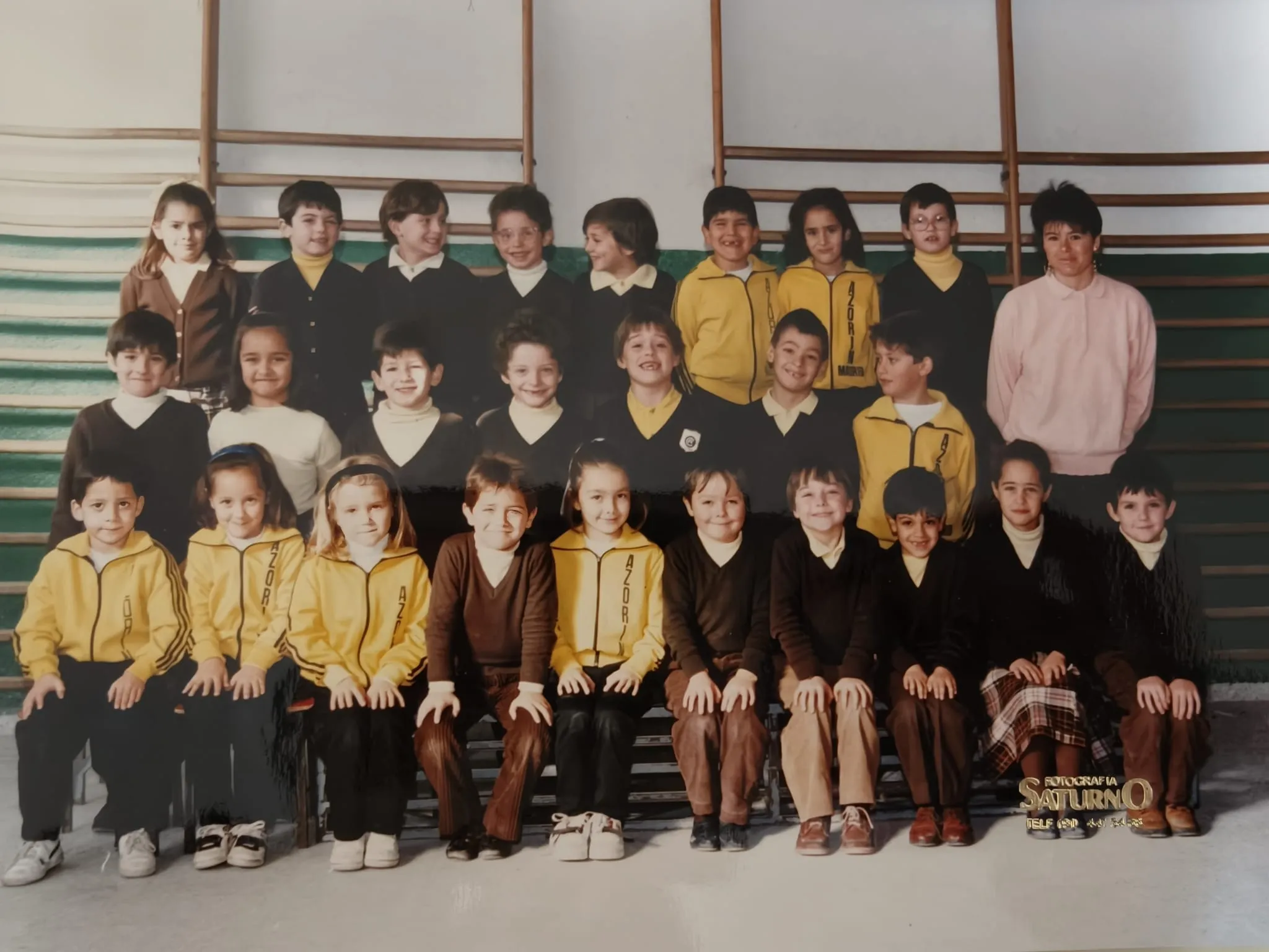 Foto de grupo de una clase en el gimnasio con su profesora