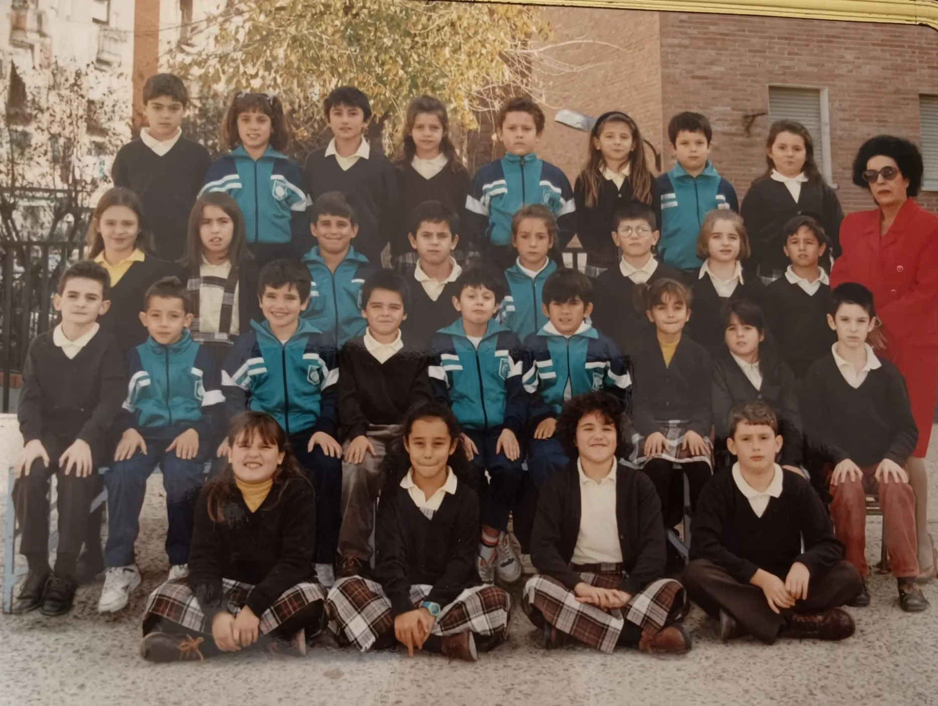 Foto de grupo de una clase en el patio con su profesora